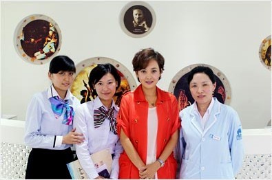 牛莉主演的《媳妇的美好宣言》与圣贝医护合影